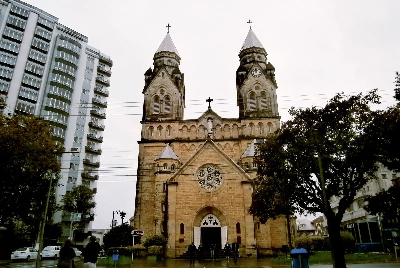 Catedral de Lages, neogótica, de pedra clara, com duas torres pontiagudas, vista da praça