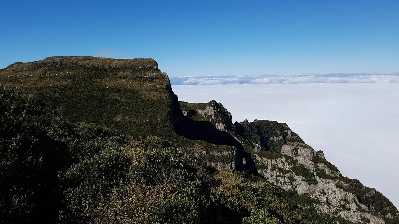 Pedra Furada, um arco na rocha, na encosta do Morro da Igreja, com nuvens no horizonte